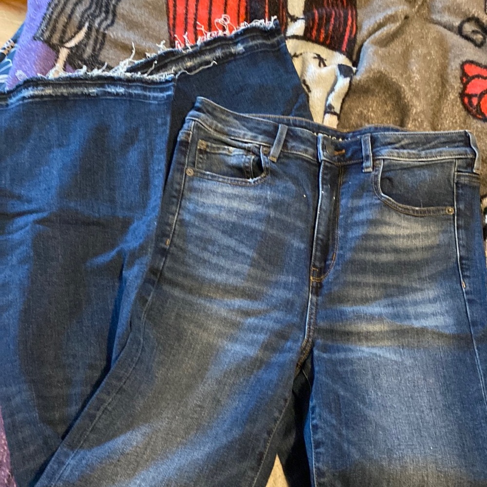 Never worn Sz 8 super high waisted American eagle bell bottom jeans.